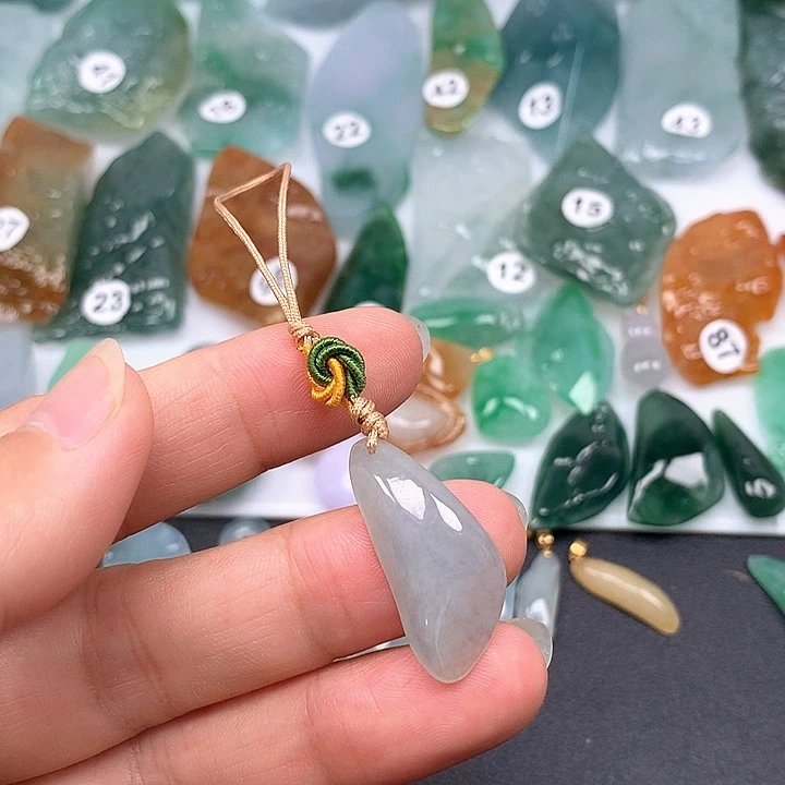 翡翠未镶嵌颈饰随型吊坠