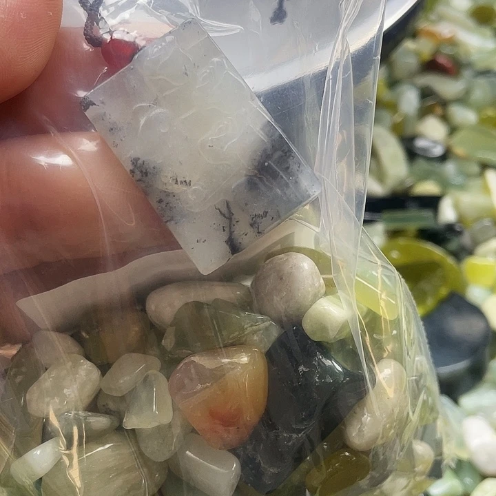 蛇纹石玉未镶嵌珠宝奇石