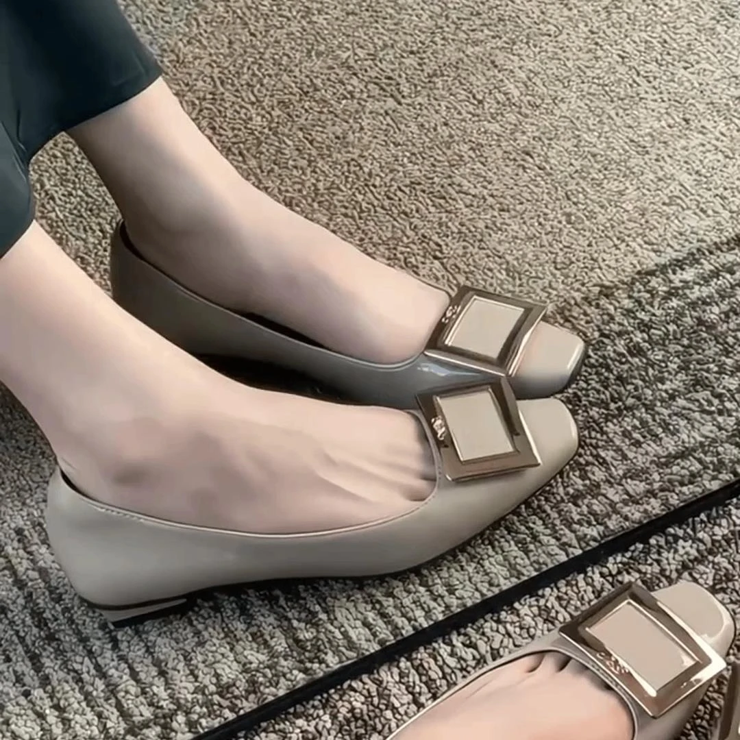 【澳门专柜正品】2025新款法式优雅金属方扣浅口单鞋通勤百搭漆皮方
