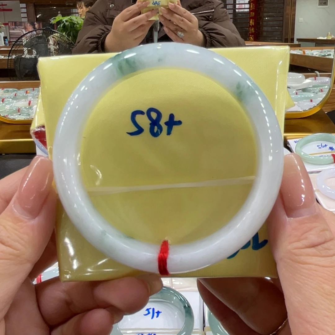 翡翠手镯未镶嵌翡翠