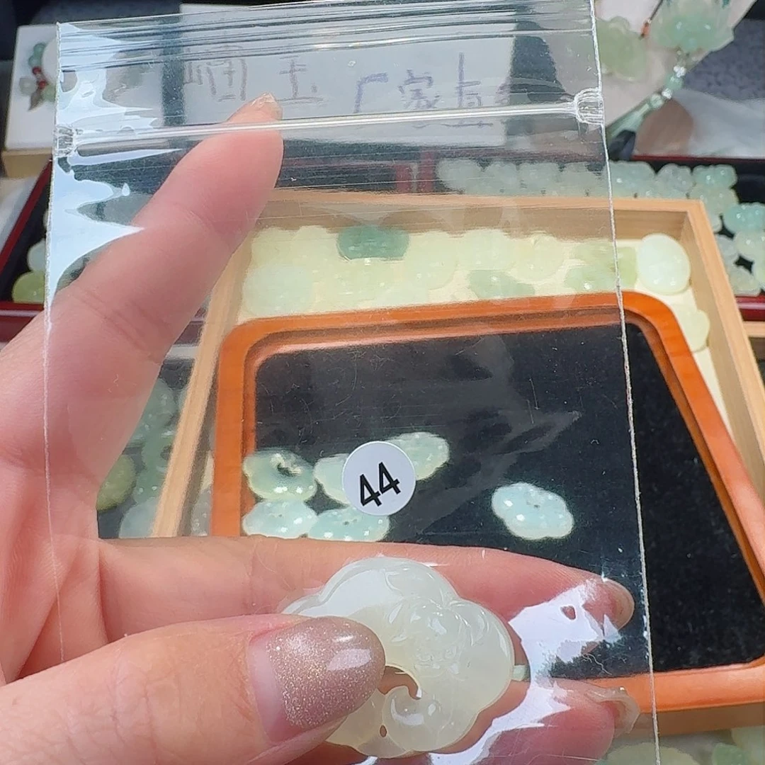 蛇纹石玉颈饰合金亦**?精美礼品