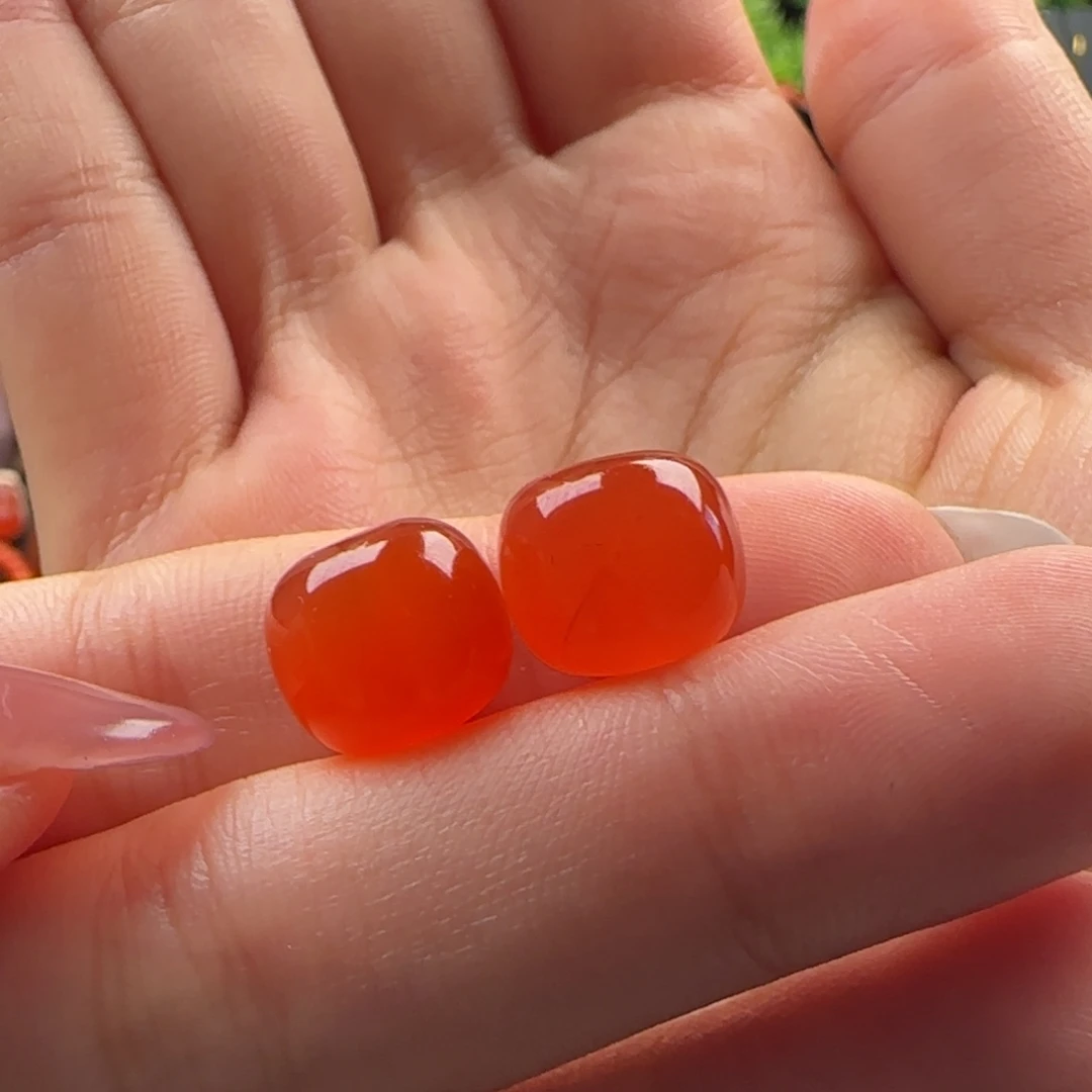 南红玛瑙未镶嵌老型对珠11*10有白纹和沙线