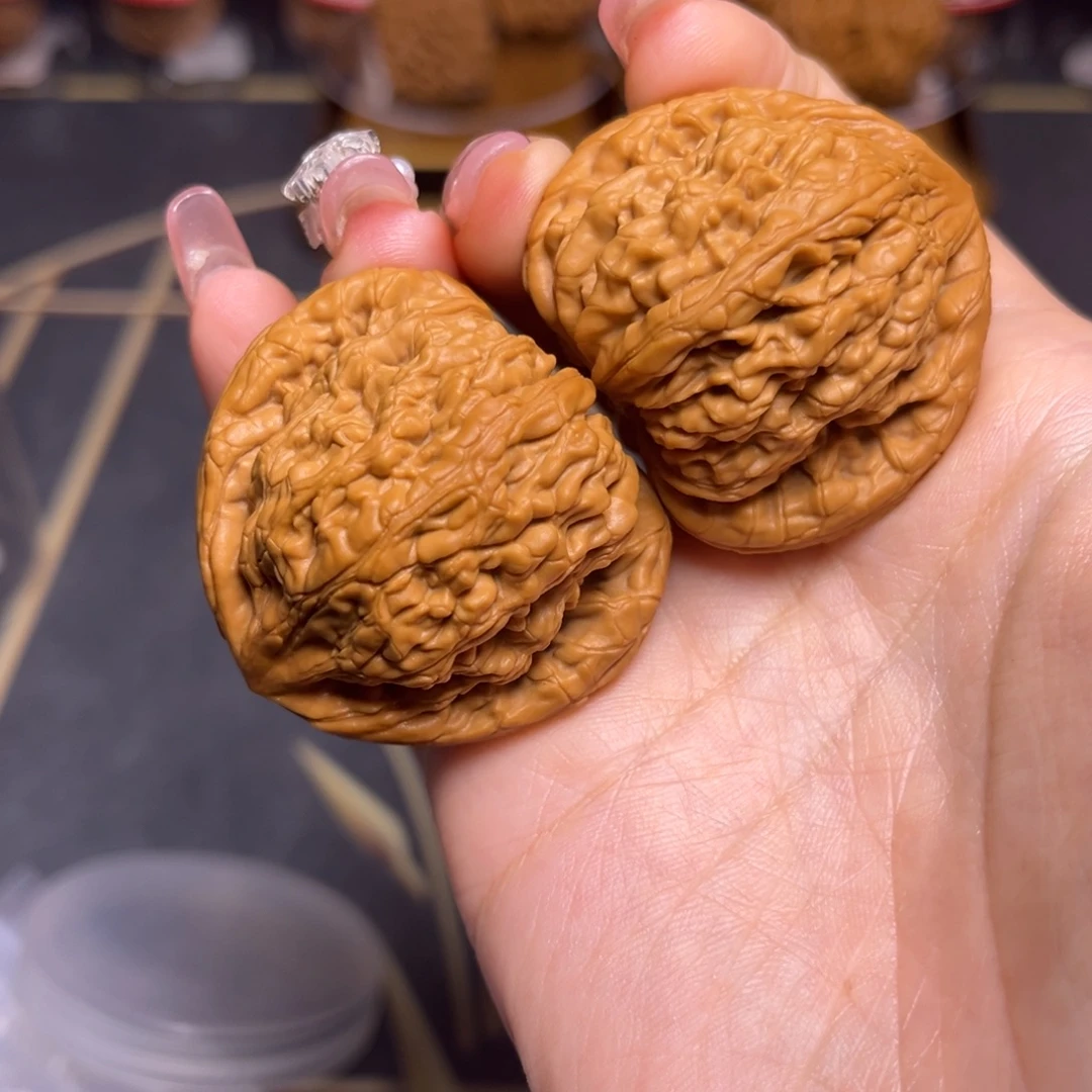 文玩核桃吊坠虎头王43.5