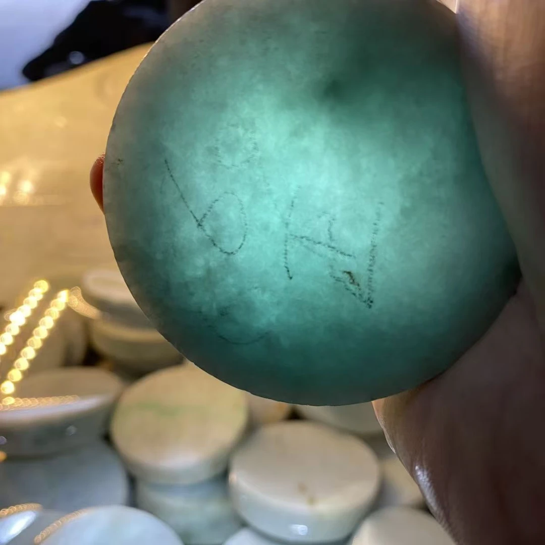 缅甸天然翡翠A货边角料手镯芯飘花料