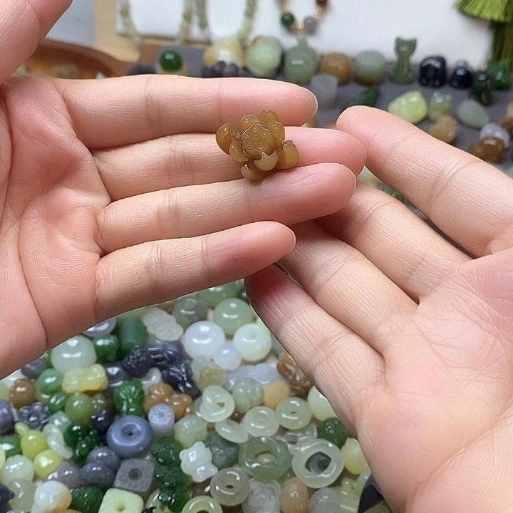 未镶嵌和田玉挂件莲花