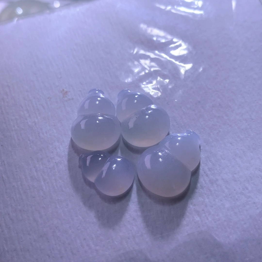 翡翠未镶嵌颈饰一手