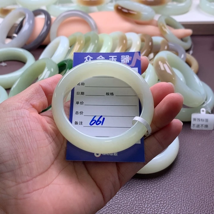和田玉未镶嵌手镯
