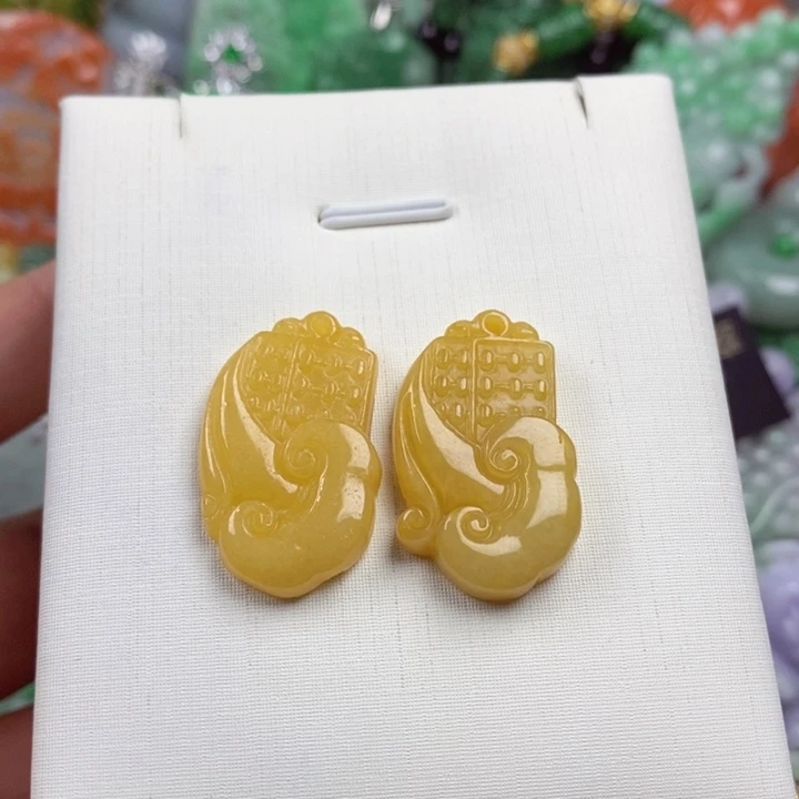 翡翠未镶嵌吊坠(赠链)