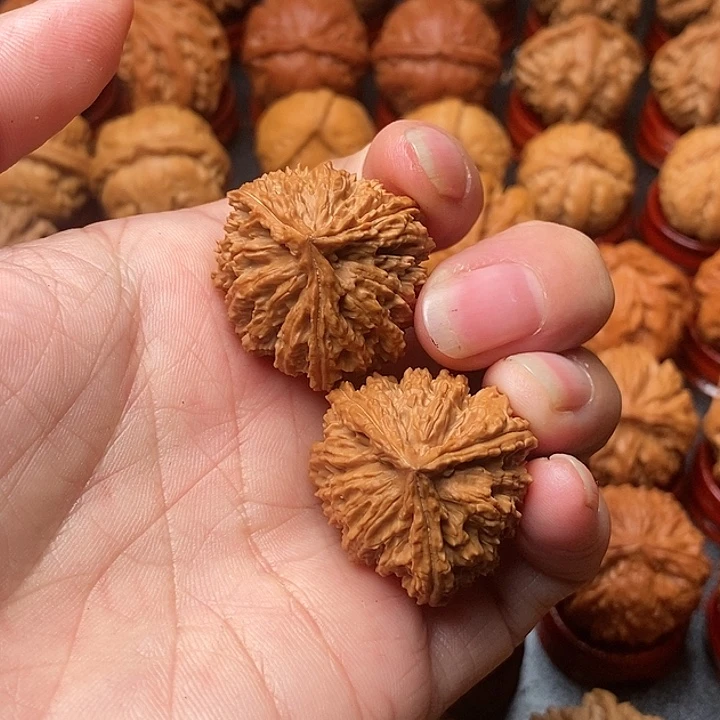 文玩核桃吊坠三棱