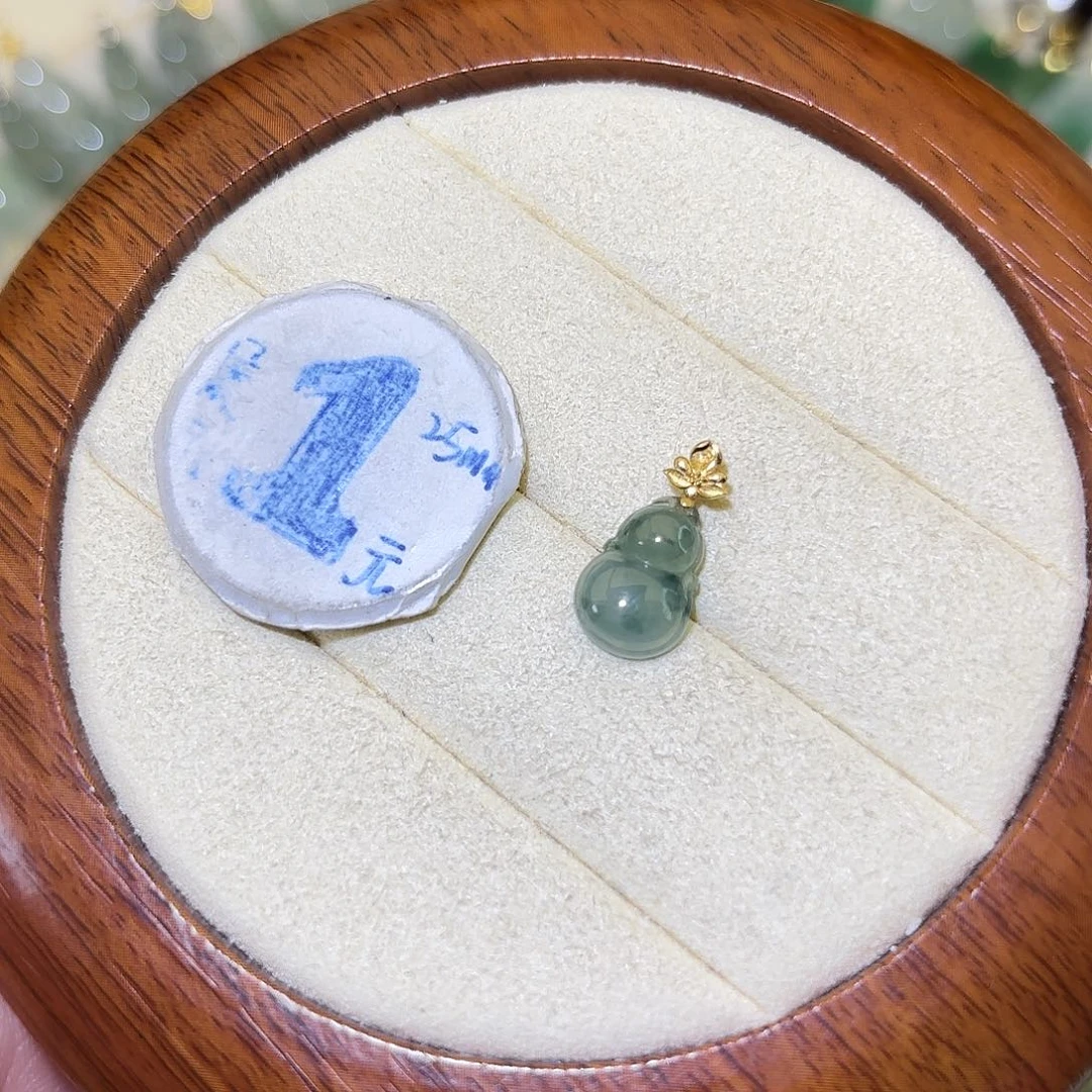 翡翠18K金镶嵌颈饰葫芦