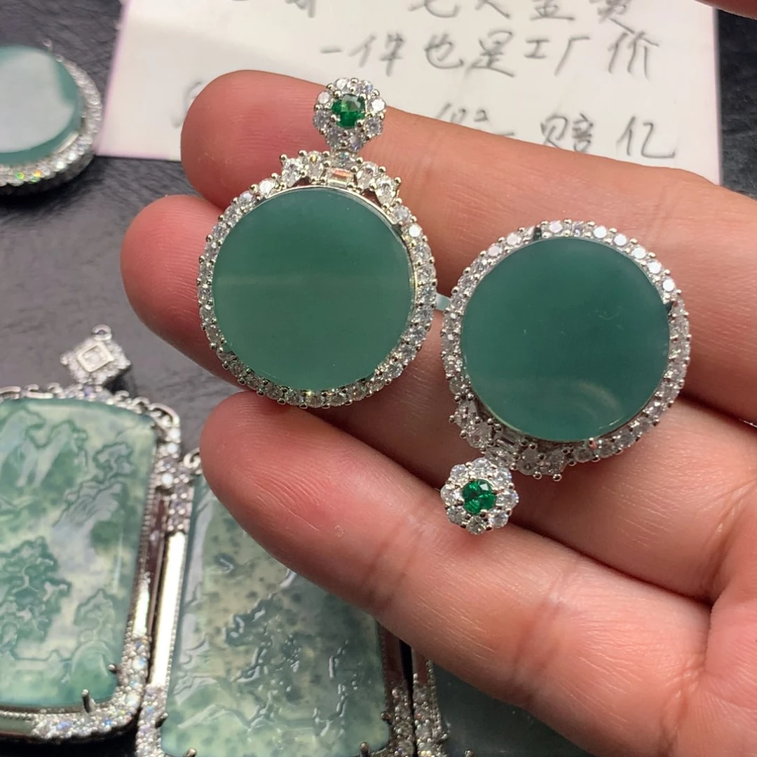 翡翠颈饰未镶嵌无事牌