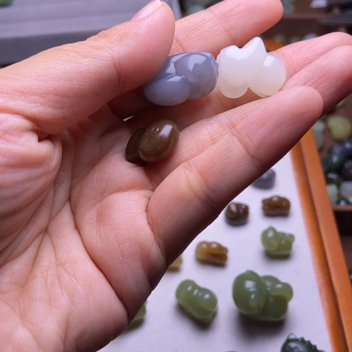 太***雨和田玉未镶嵌颈饰