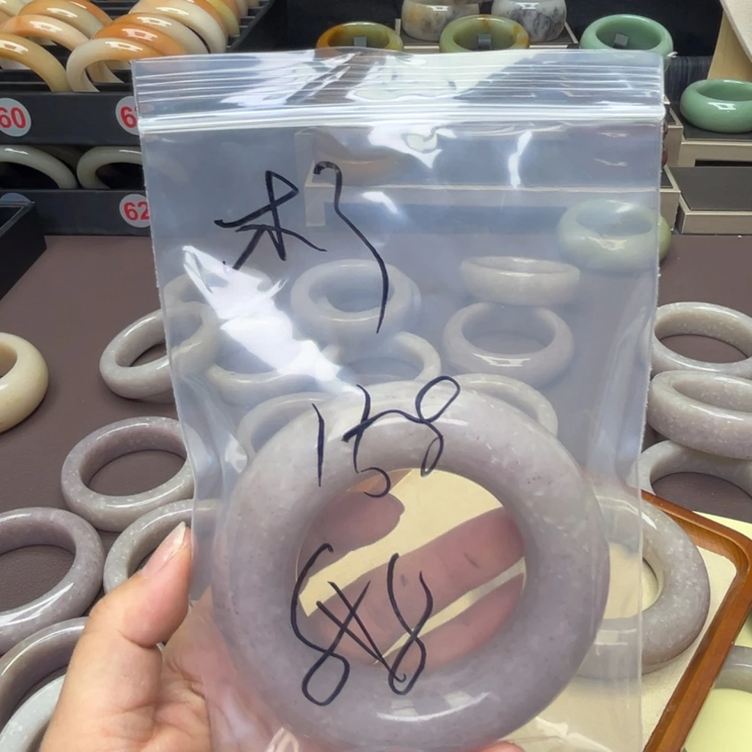 石英质玉手镯未镶嵌木*?