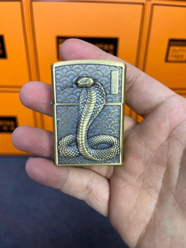 蛇年限定盔甲打火机（需自行配油）