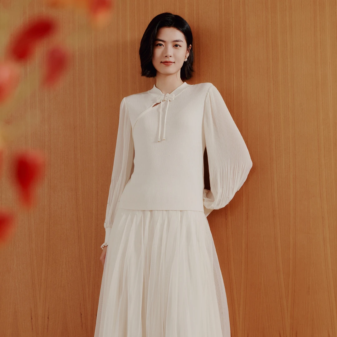 歌蒂诗2025春季专柜新款简约大气中国风盘扣米白针织衫 1F10Z1516