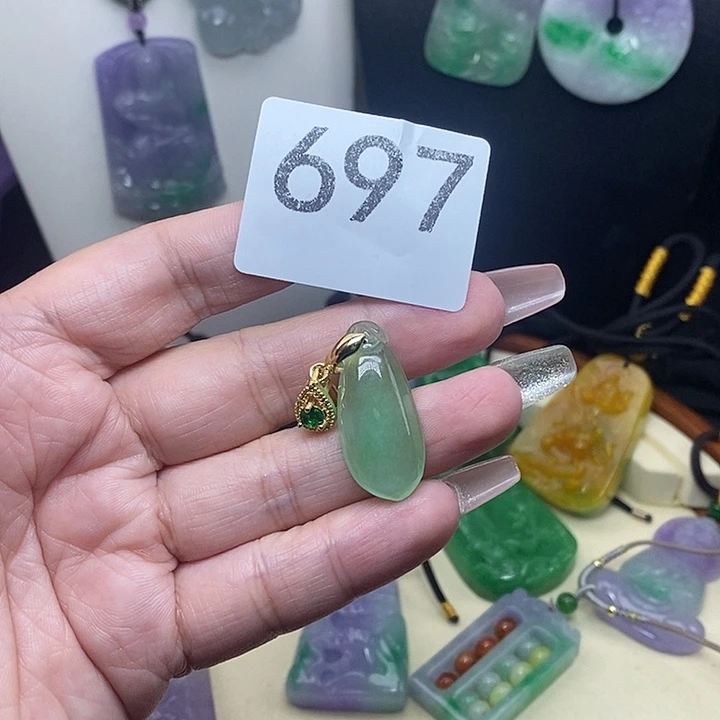 翡翠未镶嵌吊坠(赠链)