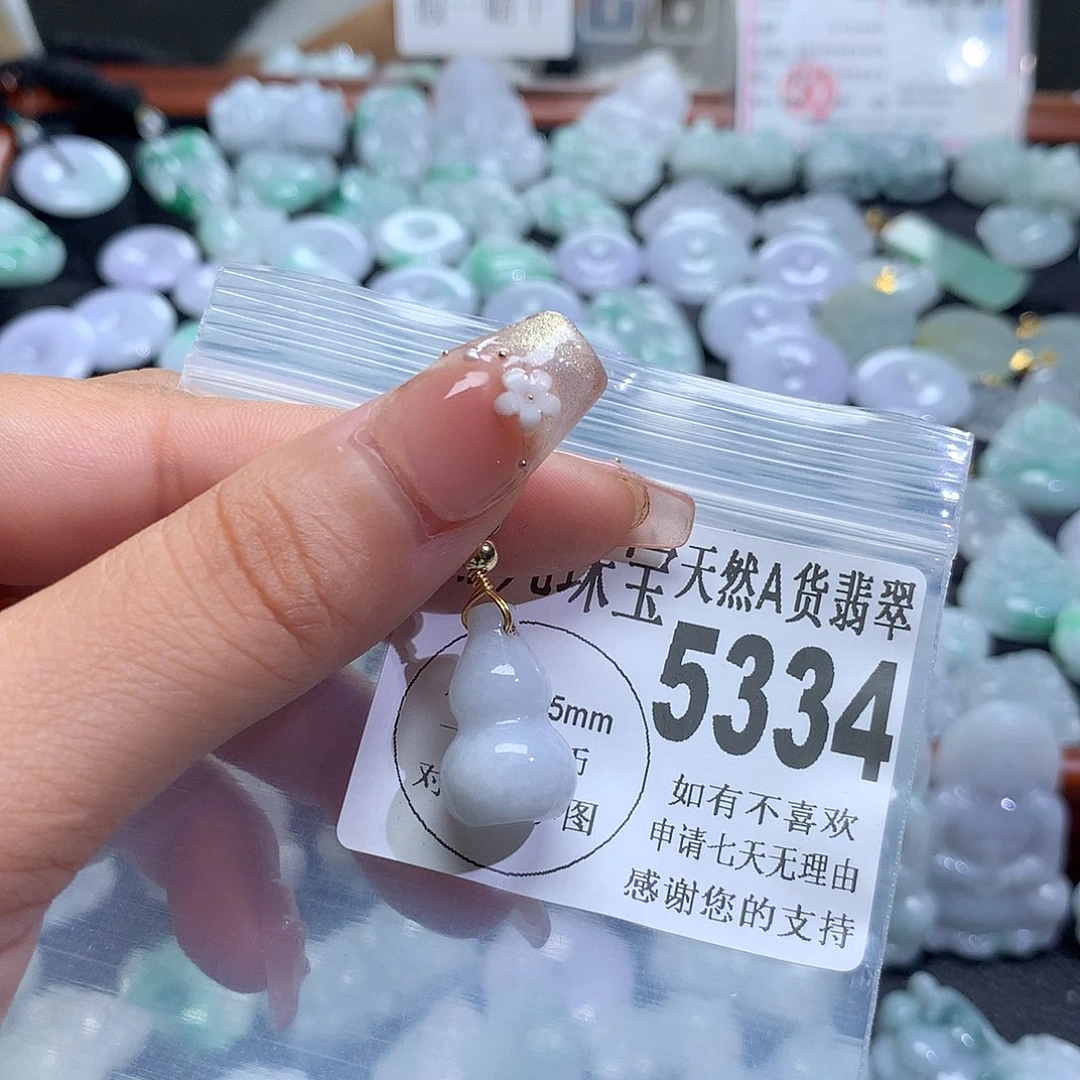 翡翠未镶嵌颈饰，