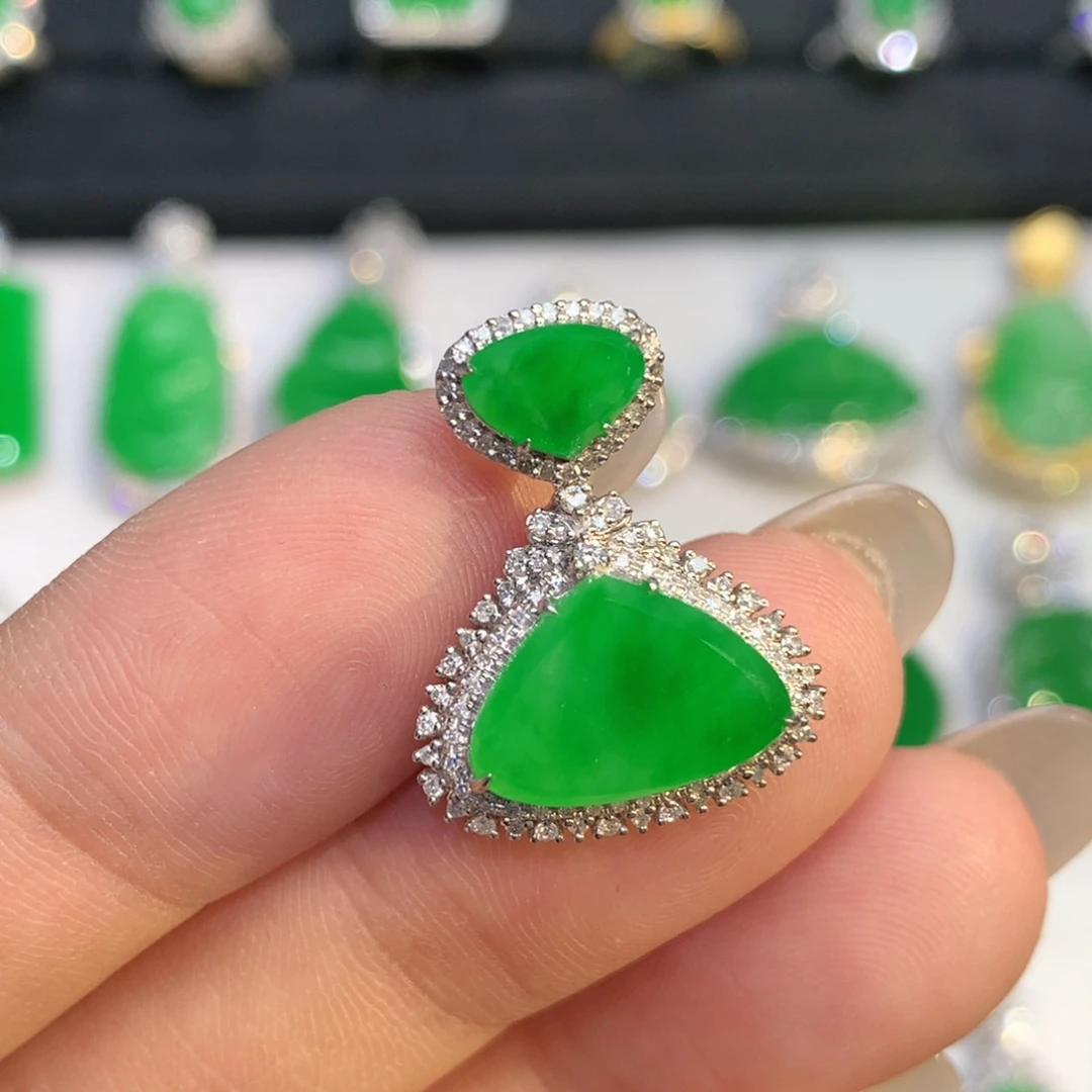 翡翠18K金镶嵌颈饰吊坠