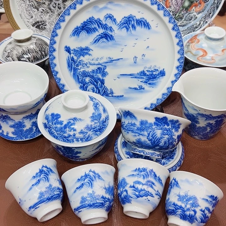 摆件景德镇陶瓷艺术展在上海举办期间展出并展出的