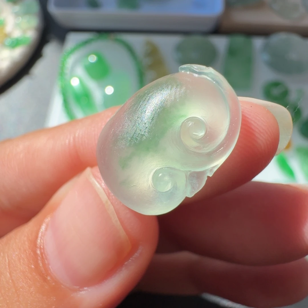 定制翡翠未镶嵌高冰飘绿花如意