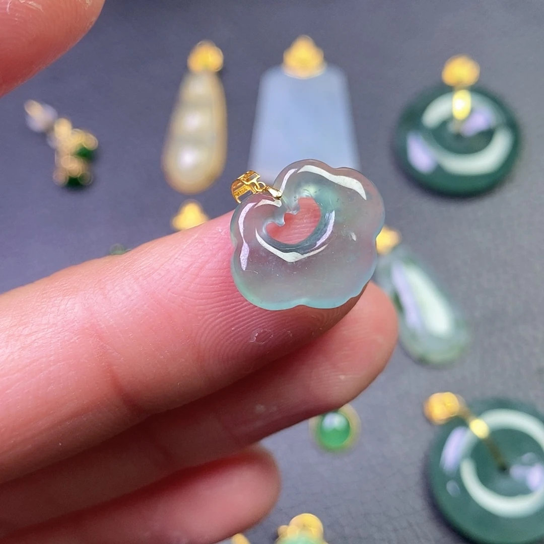 颈饰18K金镶嵌翡翠