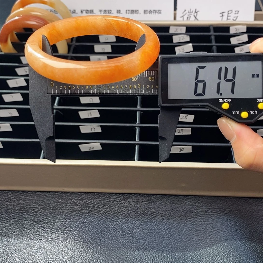 未镶嵌石英质玉（黄龙玉）手镯4号