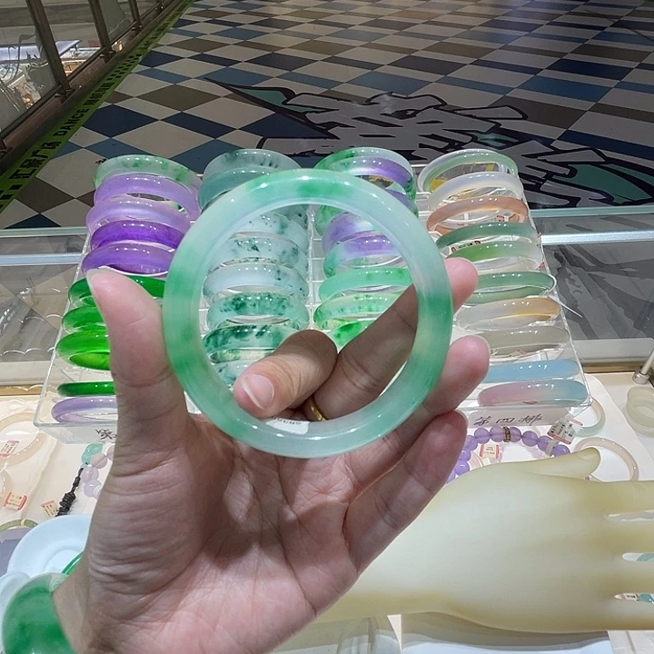 翡翠手镯未镶嵌翡翠手镯