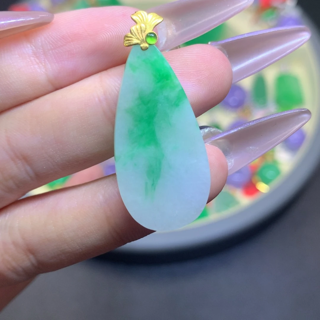 翡翠18K金镶嵌颈饰