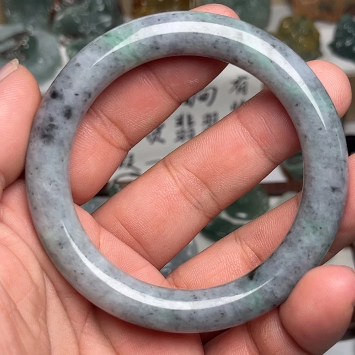 颈饰未镶嵌翡翠手镯