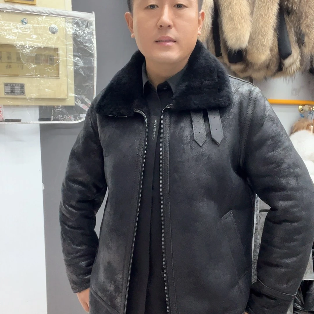 黑色翻领皮毛一体