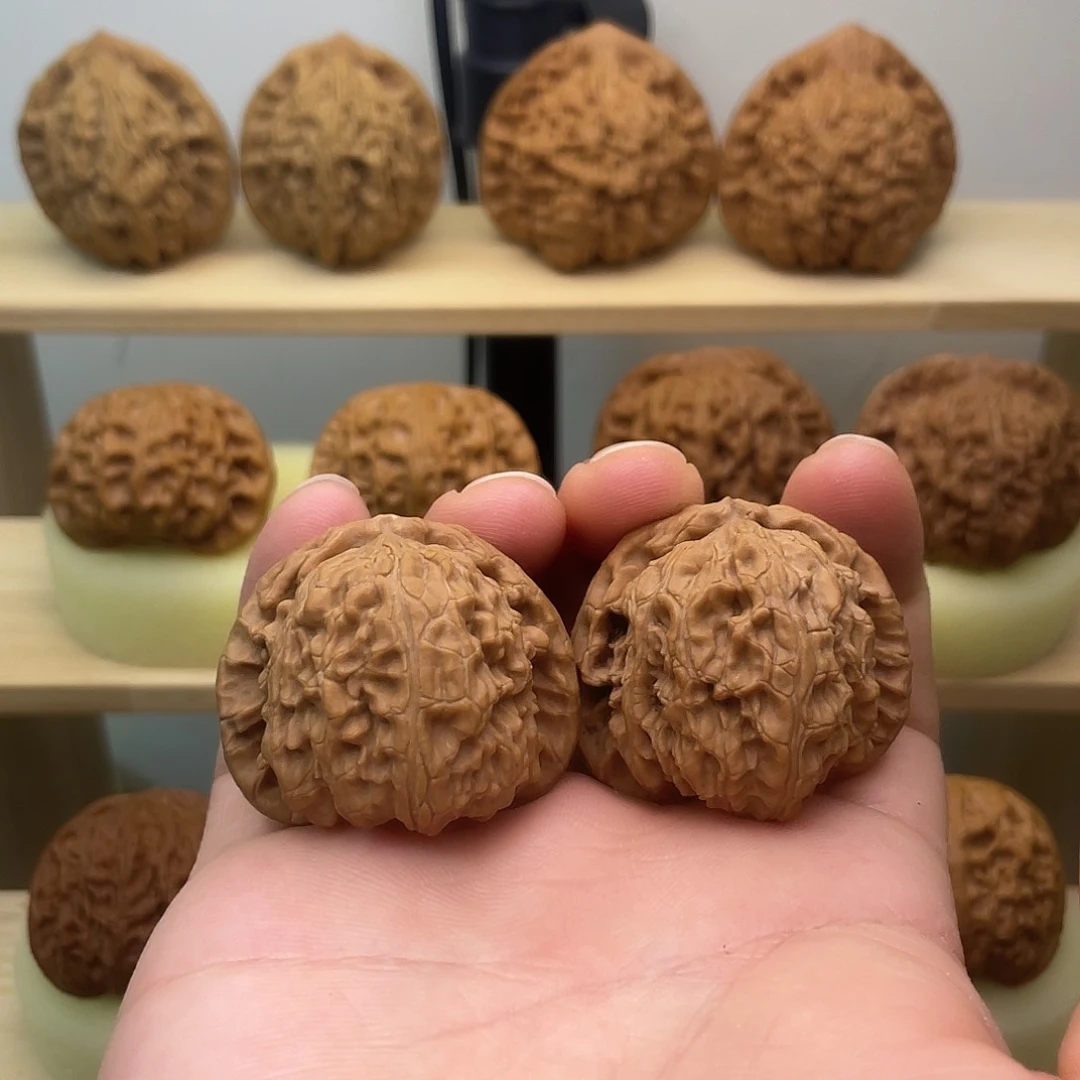 文玩核桃吊坠三角白