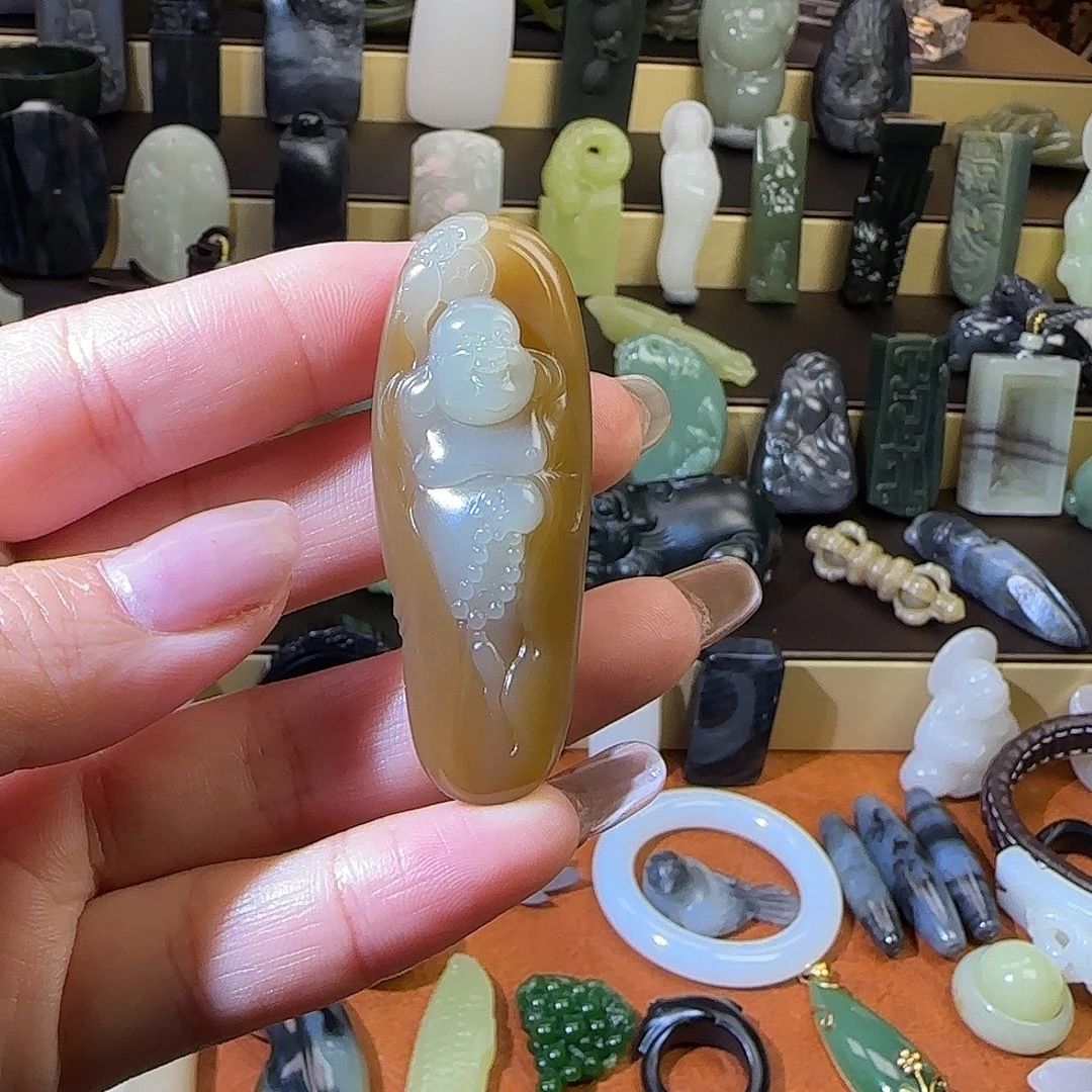 小***画和田玉未镶嵌颈饰
