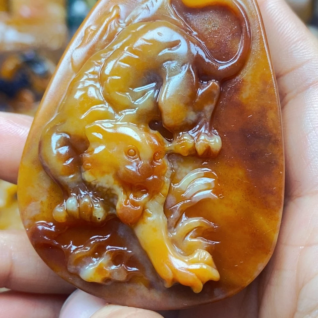 未镶嵌石英质玉（黄龙玉）颈饰