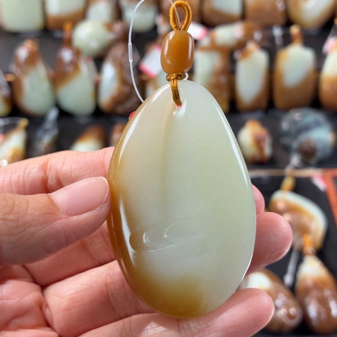翩***和田玉未镶嵌颈饰