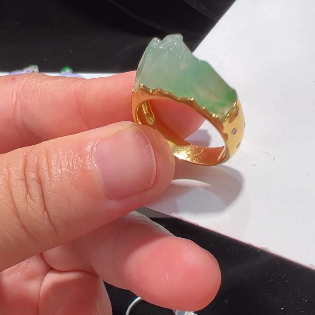 翡翠18K金镶嵌颈饰戒指