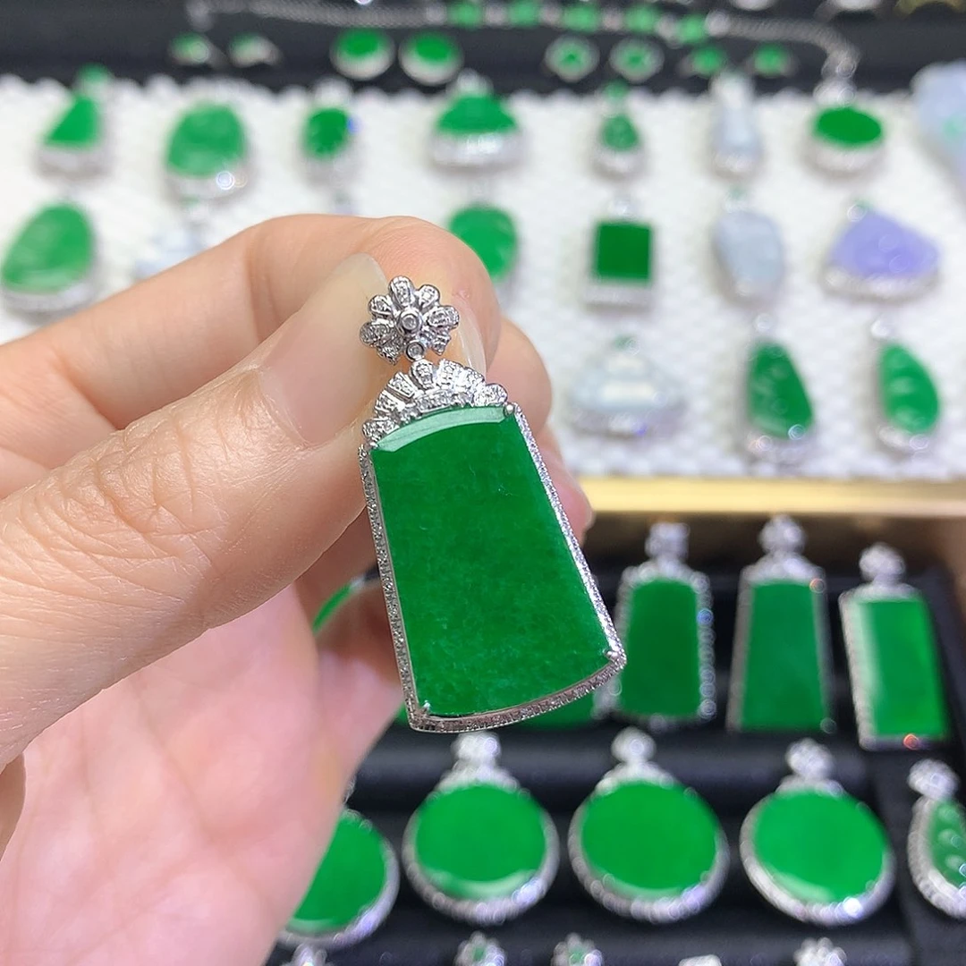 颈饰18K金镶嵌翡翠吊坠