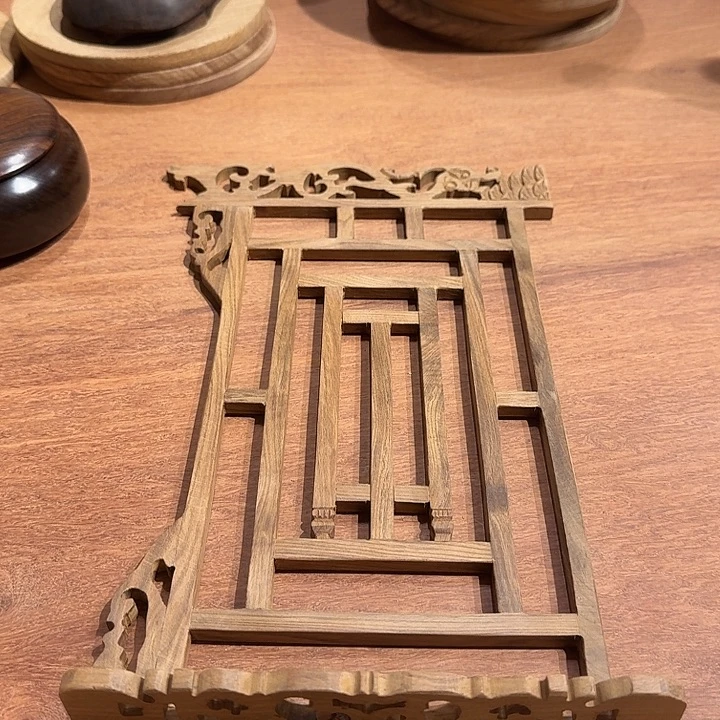 木（非红木类）落地款檀香书架1个瑕疵