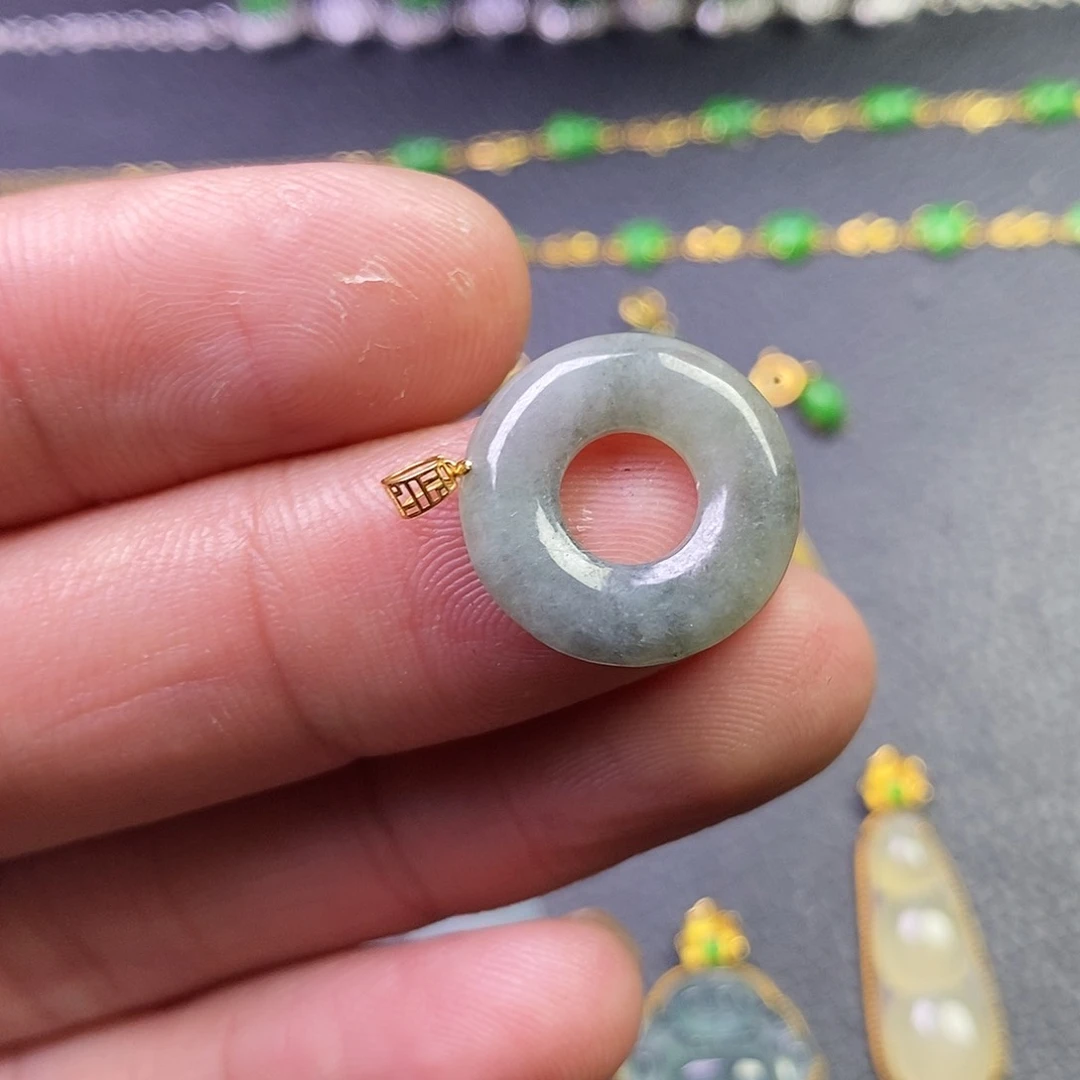颈饰18K金镶嵌翡翠