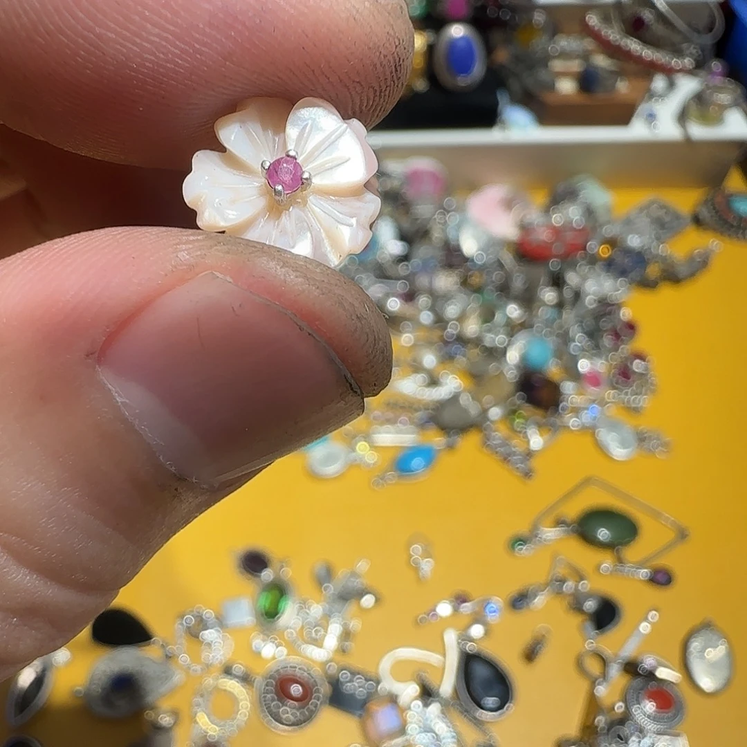 .***.花岗石铁合金吊坠的设计也