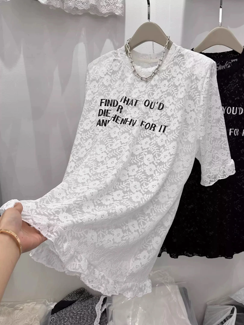 梦小小女装2025春夏新款时尚百搭显瘦圆领字母印花蕾丝高级感T恤