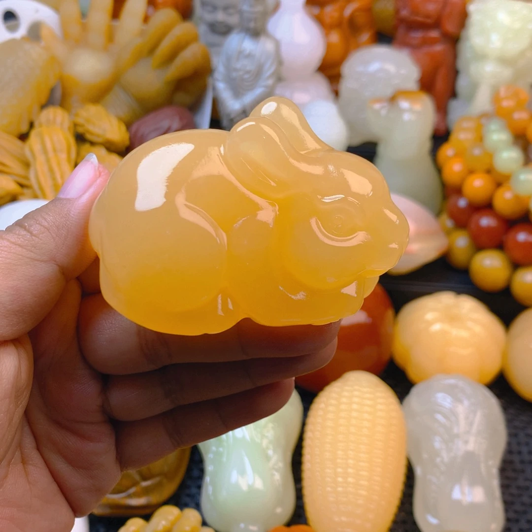 雷新疆五彩石兔子