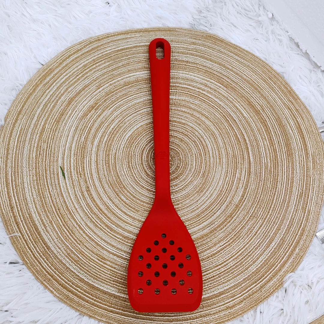 出意大利  红色硅胶漏铲一支 长度31.8㎝