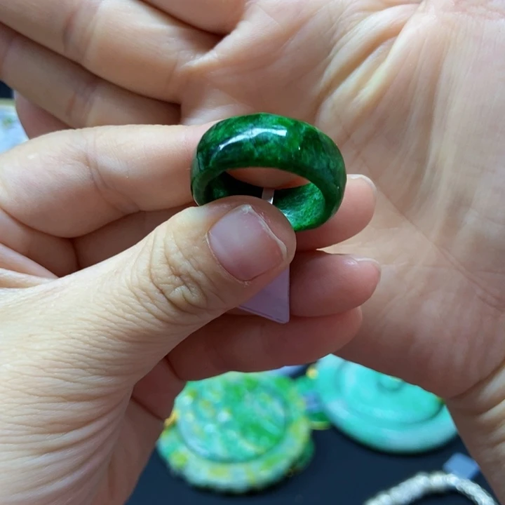 翡翠未镶嵌颈饰戒指