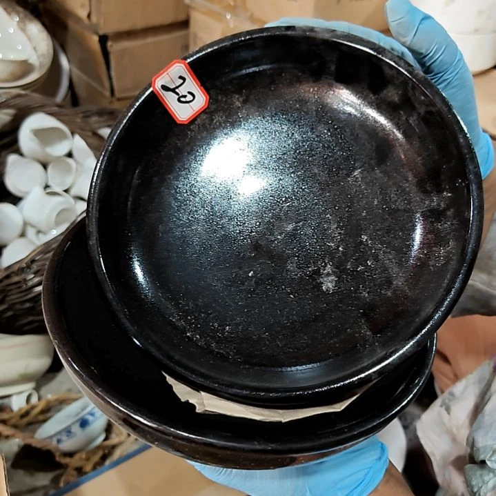 瓷片盘子碗茶壶啥都有