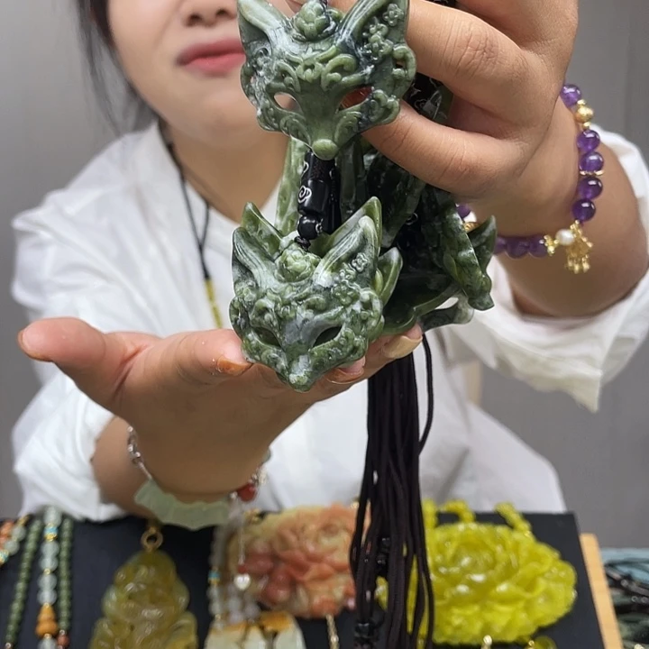 蛇纹石玉未镶嵌颈饰