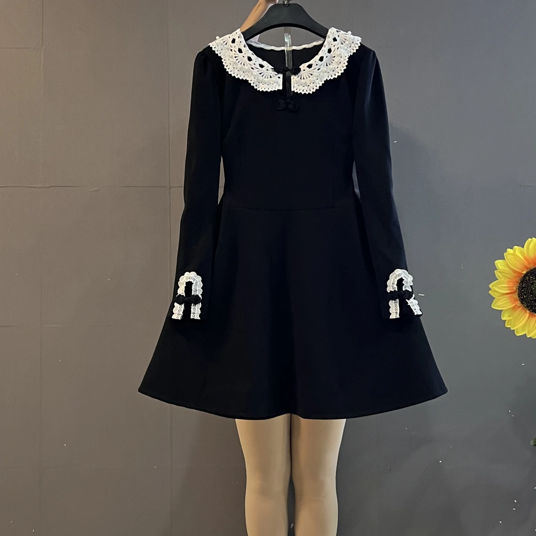 秋冬新款法式复古蕾丝镂空娃娃领收腰显瘦A字版小黑裙