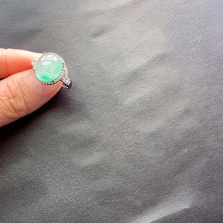 未镶嵌石英质玉戒指