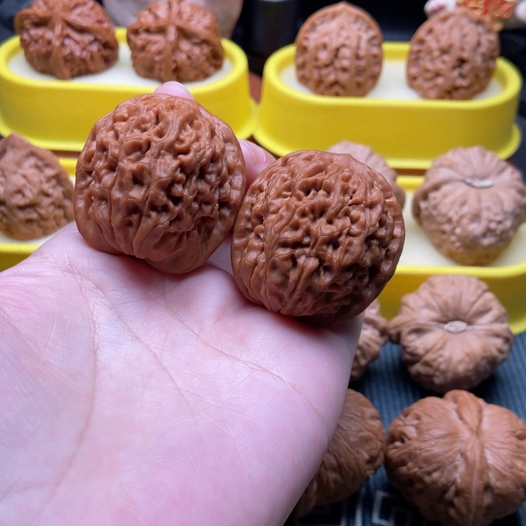 文玩核桃吊坠莲花