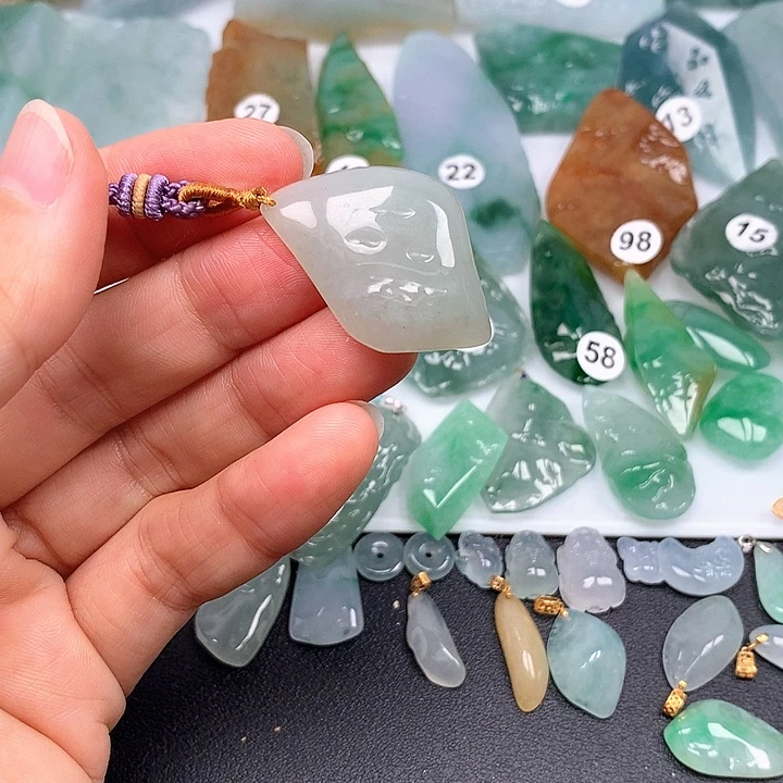 翡翠未镶嵌颈饰随型