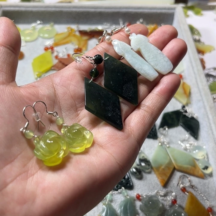 蛇纹石玉合金耳饰